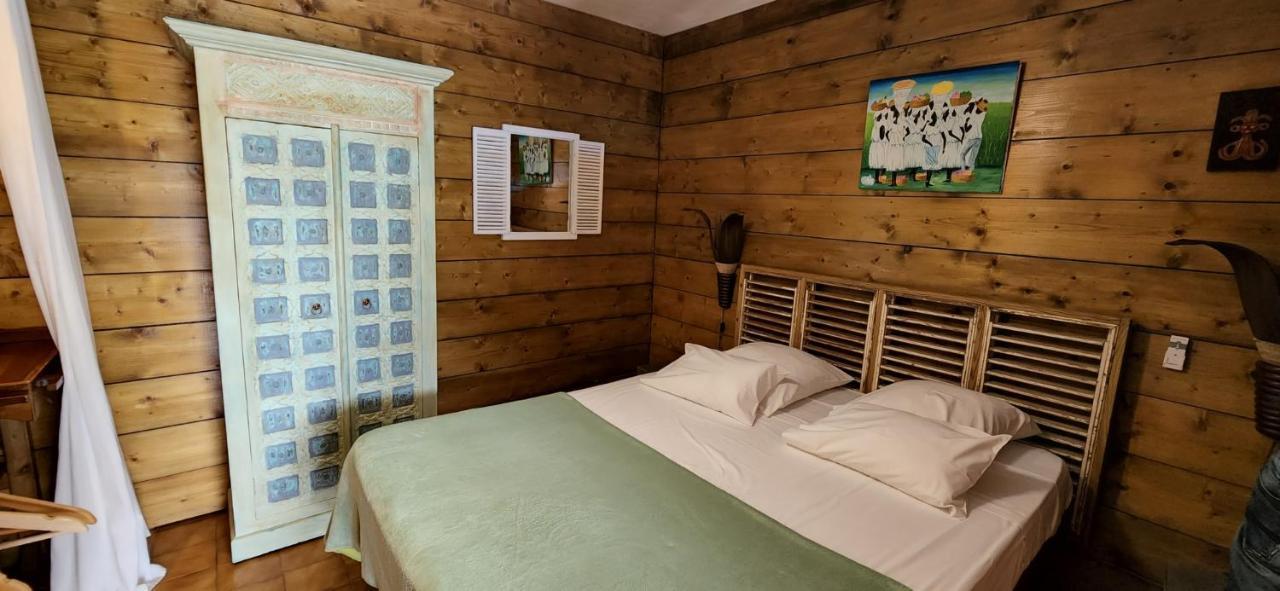 Les Bananes Vertes Ecolodges Сен-Клод Экстерьер фото