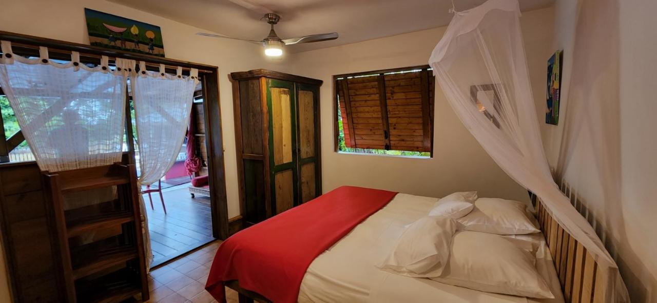 Les Bananes Vertes Ecolodges Сен-Клод Экстерьер фото