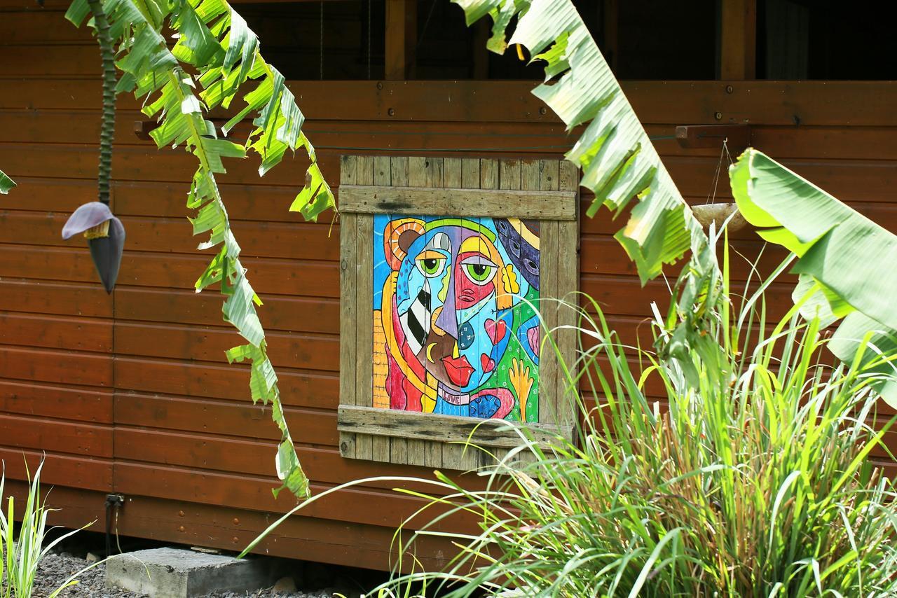 Les Bananes Vertes Ecolodges Сен-Клод Экстерьер фото